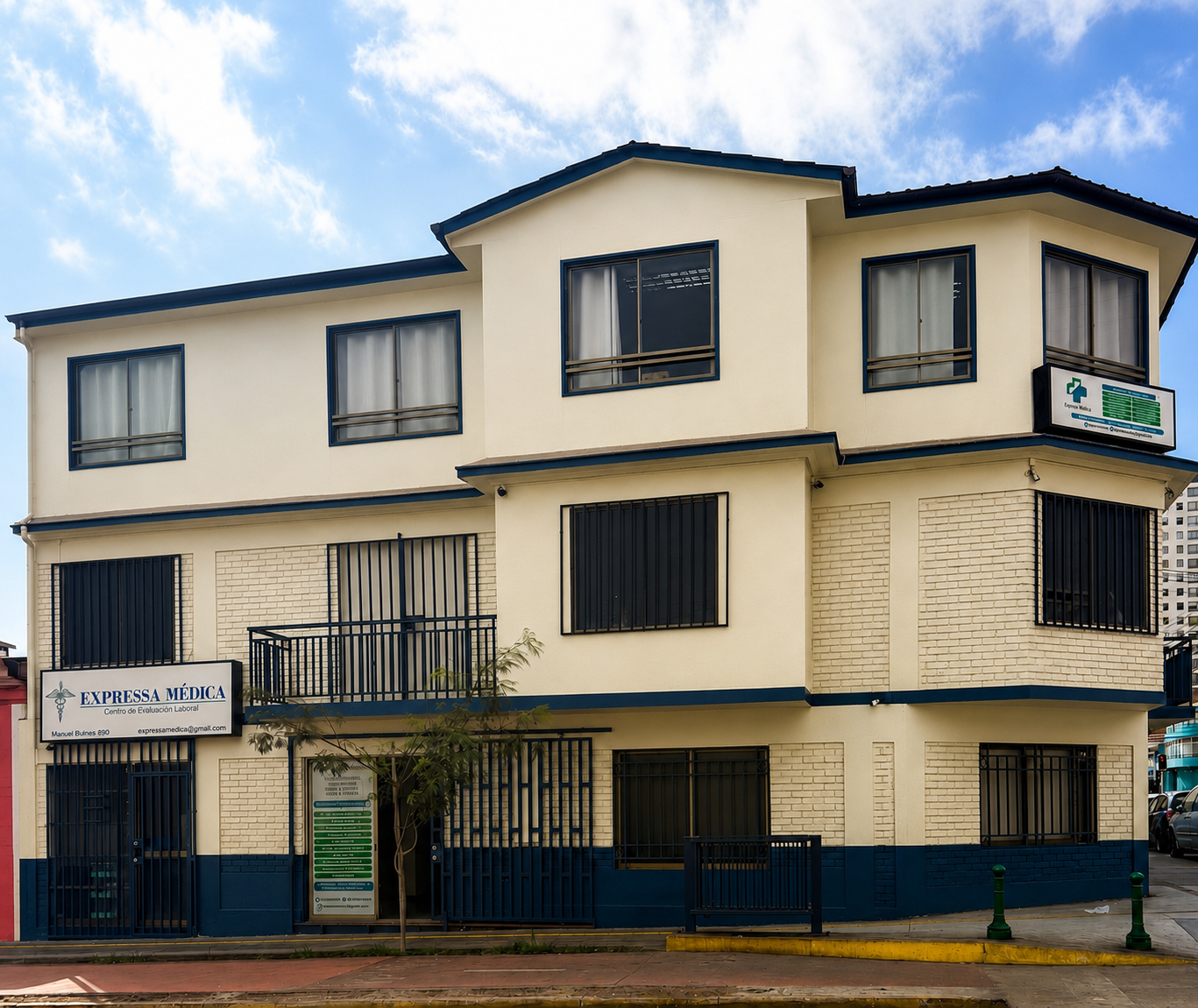 Sala de espera y recepción del centro médico Expressa Médica en Iquique
